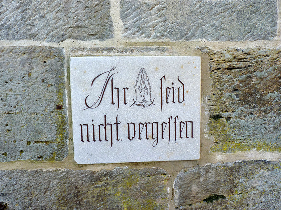 Gedenktafel an der Naumburger Kirchmauer